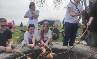 Uczestnicy projektu przy ognisku w przyjaznej atmosferze 