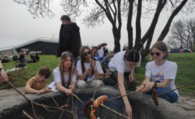 Grupa uczestników projektu przy ognisku