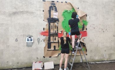 Dwie dziewczyny malują mural Zamku Strzeleckiego 