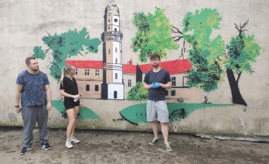 Uczestnicy w trakcie malowania muralu