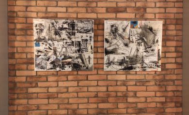 Dwa czarno białe obrazy wystawy ,,Drawing With Coal: UK Industry' Jordana L Rodgersa