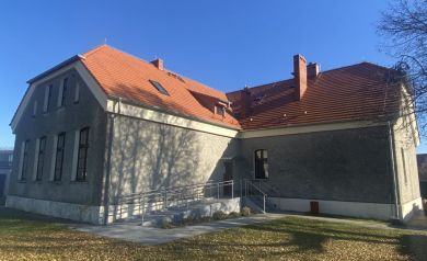Na zdjęciu ponad stuletni budynek byłej szkoły podstawowej w Szczepanku, działający jako centrum kultury. - powiększ