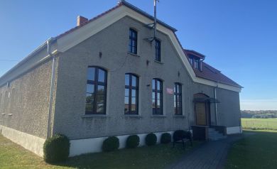 Na zdjęciu ponad stuletni budynek byłej szkoły podstawowej w Szczepanku, działający jako centrum kultury. - powiększ