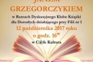 Plakat zapowiada spotkanie autorskie z Janem Grzegorczykiem, które odbyło się 12 października 2017 o godzinie 16:00 w C@fe Kultura w ramach Dyskusyjnego Klubu Książki. Grafika przedstawia otwartą książkę i zdjęcie autora wraz z krótką notką na jego temat. Dominują ciepłe barwy (pomarańcz, beż). U góry umieszczono logotypy.