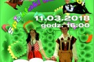 Plakat promuje spektakl dla dzieci „O Jasiu, Małgosi i chatce z łakoci”, który odbył się 11 marca 2018 roku o godzinie 16:00 w sali widowiskowej Strzeleckiego Ośrodka Kultury. Bilety kosztowały 10 zł i można je było kupić od 19 lutego 2018 roku w kasie SOK. Tło plakatu jest zielone i bajkowe, pełne kolorowych elementów przypominających słodycze, a na nim umieszczono postacie Jasia, Małgosi, Baby Jagi i innego bohatera scenicznego. Napisy są duże, barwne, w czerwieni, fiolecie i żółci, a całość uzupełniają logotypy organizatorów.