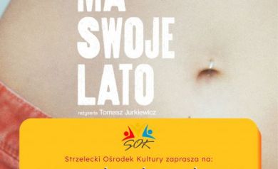 Plakat promuje Wakacyjne Kino Plenerowe organizowane przez Strzelecki Ośrodek Kultury. W tle widnieje fragment letniego zdjęcia, a w dolnej części na pomarańczowym tle podano szczegóły wydarzenia – film „Każdy ma swoje lato”, pokaz 2 lipca 2021 r. (piątek) o godz. 21:00 w Parku Miejskim w Strzelcach Opolskich. Wstęp był wolny i zapewnione były leżaki, całość uzupełniają logotypy organizatorów i partnerów.