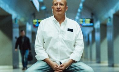 Plakat dotyczący koncertu z okazji Dnia Kobiet ,,Kobiety jak te kwiaty' - Piotr Bukartyk i AJAGORE.