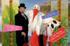 To plakat teatralny promujący przedstawienie „Nowe Przygody Koziołka Matołka” – interaktywną bajkę dla całej rodziny. Na środku widzimy aktorów w kolorowych kostiumach: Koziołka Matołka, bociana oraz inne postacie bajkowe. Tło stanowi dekoracja w formie barwnej scenerii przypominającej bajkową przyrodę. U góry widnieje tytuł spektaklu oraz imiona i nazwiska aktorów. Na dole umieszczono informacje organizacyjne takie jak miejsce wydarzenia,
data i godzina oraz cena biletu i gdzie można zakupić bilet. Na samym dole znajdują się także logotypy organizatorów.
