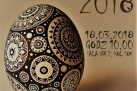 Plakat promuje otwarty konkurs zdobienia jaj wielkanocnych „Kroszonki 2018”, który odbył się 18 marca 2018 roku o godzinie 10:00 w sali nr 2 i na holu Strzeleckiego Ośrodka Kultury. W trakcie wydarzenia zorganizowano także kiermasz wiosenno-świąteczny. Na plakacie widnieje duże, bogato zdobione jajko wielkanocne w tradycyjne wzory, a całość utrzymana jest w beżowo-brązowej kolorystyce.