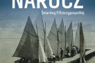 Plakat zapraszający na prezentację Tomasza Kuba Kozłowskiego z Domu Spotkań z Historią w Warszawie pt. „Narocz – Śniardwy II Rzeczypospolitej”, która odbyła się 28 czerwca 2018 roku o godzinie 18:00 na Placu Stefana Żeromskiego 7 w Strzelcach Opolskich. Na tle znajduje się czarno-białe zdjęcie żaglówek i ludzi nad jeziorem.