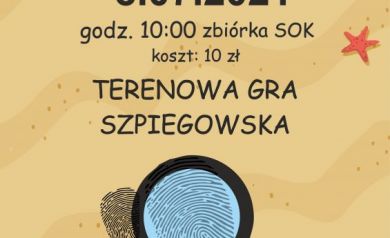 Jest to plakat promujący wydarzenie letnie – terenową grę szpiegowską. Tło przypomina plażę z muszelkami i rozgwiazdami, co nadaje mu wakacyjny klimat. W centralnej części widnieją szczegóły wydarzenia: data, godzina zbiórki, miejsce, koszt oraz dedykowany wiek uczestników. Grafika zawiera lupę z odciskiem palca. W dolnej części znajduje się logotyp Strzeleckiego Ośrodka Kultury – organizatora wydarzenia – oraz informacje kontaktowe dotyczące zapisów i płatności.