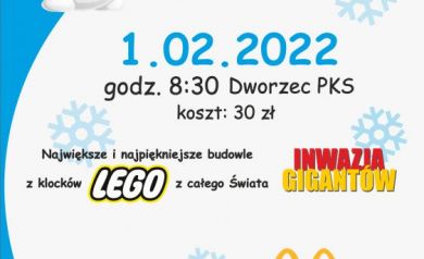 Plakat zapraszał dzieci na zimową wycieczkę do zobaczenia wystawy „Inwazja Gigantów LEGO” 1 lutego 2022 r., z wyjazdem o godzinie 8:30 z dworca PKS — koszt udziału to 30 zł.