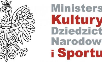 Na obrazku widać logo Ministerstwa Kultury, Dziedzictwa Narodowego i Sportu. Obok znajduje się godło Polski (Orzeł Biały). Słowa Kultury i Spotu napisane są kolorem czerwonym, reszta tekstu jest szara. - powiększ