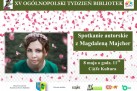 Plakat dotyczący spotkania autorskiego z Magdaleną Majcher w ramach XV Ogólnopolskiego Tygodnia Bibliotek. Na grafice widnieje zdjęcie Magdaleny Majcher. Tło stanowią serduszka w różnych odcieniach różu. 