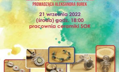 Plakat dotyczący wydarzenia Marszałkowskie Talenty 2022. Utrzymany jest w kolorowej, akwarelowej stylistyce tła z dominacją zieleni, żółci i błękitów. Zawiera informacje o warsztatach tworzenia biżuterii prowadzonych przez Aleksandrę Burek, które odbyły się 21 września 2022 roku w pracowni ceramiki SOK. Na dole znajdują się zdjęcia przykładowych prac biżuteryjnych oraz liczne logotypy organizatorów i partnerów projektu oraz informacja o finansowaniu projektu i wyrażaniu zgody przez uczestników na uwiecznianie wizerunku i nieodpłatne wykorzystanie go w celach promocyjnych organizatora.
