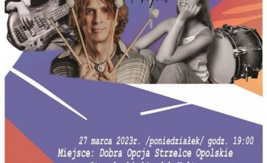 To plakat promujący koncert „Dragonflies Bernard Maseli Project”, który odbył się 27 marca 2023 roku (poniedziałek) o godzinie 19:00 w lokalu Dobra Opcja w Strzelcach Opolskich, organizowanym przez Strzelecki Ośrodek Kultury.
Na grafice widzimy trójkę muzyków z instrumentami – gitarzystkę, perkusistkę i Bernarda Maseli z pałeczkami perkusyjnymi. W tle pojawia się nowoczesna, abstrakcyjna grafika w odcieniach fioletu, niebieskiego, pomarańczowego i białego. Na górze znajduje się rysunek ważki. Bilety kosztują 20 zł i były dostępne od 1 marca 2023 roku w kasie SOK oraz online. Na dole plakatu znajdują się trzy logotypy: Strzelecki Ośrodek Kultury w Strzelcach Opolskich, Pizza Dobra Opcja, kod QR.