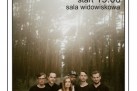 Plakat zapowiada koncert zespołu Mikromusic, który odbył się 1 grudnia 2018 roku o godzinie 19:00 w sali widowiskowej. Na dole podano szczegóły dotyczące biletów, a tło plakatu stanowi zdjęcie członków zespołu stojących w lesie.