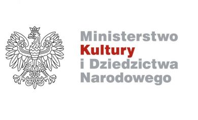 To logo Ministerstwa Kultury i Dziedzictwa Narodowego. Po lewej stronie jest konturowy orzeł – godło Polski, a po prawej nazwa ministerstwa. Słowo „Kultury” jest wyróżnione na czerwono, reszta tekstu jest szara. - powiększ