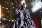 Na zdjęciu wokalistka ubrana na czarno, śpiewa do mikrofonu. 