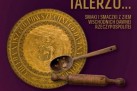 Plakat zapowiada wydarzenie kulinarno-historyczne pt. „Na kresowym talerzu… Smaki i smaczki z ziem wschodnich dawnej Rzeczypospolitej”, organizowane przez Strzelecki Ośrodek Kultury. Spotkanie odbyło się 7 grudnia 2018 roku o godzinie 18:00 w Strzelcach Opolskich i obejmowało prezentację Tomasza Kuby Kozłowskiego.