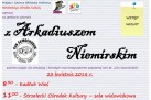 Plakat zapowiada spotkanie autorskie z Arkadiuszem Niemirskim, autorem książek dla młodzieży i dorosłych oraz kontynuatorem serii Pan Samochodzik. Wydarzenie odbyło się 23 kwietnia 2018 roku: godz. 8:30 – Kadłub Wieś, godz. 11:00 – Strzelecki Ośrodek Kultury (sala widowiskowa). Na plakacie widnieją logotypy. Zaznaczono też, że wstęp był wolny. Tłem plakatu jest kartka w linię.