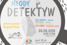 Plakat zapowiadał zabawę terenową „Młody detektyw”, która odbyła się 28 sierpnia 2018 roku w Strzelcach Opolskich i była podzielona na cztery etapy: spotkanie, szkolenia, poszukiwania oraz podsumowanie z nagrodami. Spotkanie prowadził Krzysztof Petek. Na dole plakatu przedstawione jest logo Strzeleckiego Ośrodka Kultury.