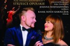 Plakat zapowiada koncert „Operetkowa Petarda Przebojów”, który odbył się 8 lutego 2020 roku w Strzeleckim Ośrodku Kultury w Strzelcach Opolskich. Wystąpili Joanna Wojtaszewska (sopran) i Kamil Roch Karolczuk (tenor) z zespołem Straussowskim i parą taneczną. Program obejmował największe przeboje operetkowe i musicalowe. Cena biletu wynosiła 55 zł. Grafika utrzymana była w eleganckim, złoto-czarnym stylu, z dużym zdjęciem głównych solistów i motywami muzycznymi w tle.