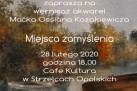 Plakat zapowiada wernisaż akwarel Maćka Ossiana Kozakiewicza zatytułowany „Miejsca zamyślenia”. Wydarzenie odbyło się 28 lutego 2020 roku o godzinie 18:00 w Cafe Kultura w Strzelcach Opolskich. Tłem plakatu jest malarska akwarela w ciepłych, jesiennych barwach, przedstawiająca pejzaż z drzewami i wodą, co podkreśla artystyczny i nastrojowy charakter wydarzenia. Na górze znajdują się logotypy organizatorów.