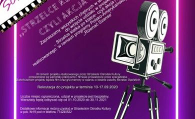 Plakat promuje projekt filmowy „Strzelce klatka po klatce - czyli akcja i reakcja” dla młodzieży 13–19 lat. Utrzymany jest w intensywnej fioletowej kolorystyce z neonową ramką, taśmą filmową i grafiką kamery. Na dole znajdują się logotypy organizatorów i informacja o dofinansowaniu z programu Polsko-Amerykańskiej Fundacji Wolności Równać Szanse 2020 - Ogólnopolski Konkurs Grantowy. 