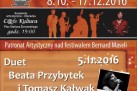 Plakat promował II Festiwal Strzeleckie Ogrody Jazzowe, który odbywał się od 8 października do 17 grudnia 2017 roku w kawiarni artystyczno-literackiej C@fe Kultura w Strzelcach Opolskich. Zawiera informacje o występie duetu Beaty Przybytek i Tomasza Kałwaka, a także informacje o cenie biletów oraz logotypy partnerów i organizatorów, a jego grafika utrzymana jest w muzycznym klimacie.