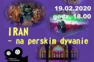To plakat informujący o spotkaniu z podróżnikiem Piotrem Kowalczykiem pt. „Iran – na perskim dywanie”. Wydarzenie odbędzie się 19 lutego 2020 roku o godz. 18:00 w C@fe Kultura. Udział jest bezpłatny (wstęp wolny). Na plakacie znajdują się zdjęcia przedstawiające zabytki i architekturę Iranu – kolorowe wnętrza, meczety i sceny z podróży oraz zdjęcie podróżnika. Grafika jest kolorowa – dominuje fiolet, zieleń i żółty napis. W lewym dolnym rogu widnieje symboliczna kamera.