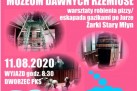 Plakat zapowiada wycieczkę  w ramach Lata z SOKiem organizowaną przez Strzelecki Ośrodek Kultury. Wycieczka do Muzeum Dawnych Rzemiosł w Żarkach Starym Młynie, odbyła się 11 sierpnia 2020 roku. Obejmowała warsztaty robienia pizzy i eskapadę gazikami po Jurze; wyjazd zaplanowano na godzinę 8:30 z dworca PKS, a koszt udziału wynosił 55 zł (w tym pizza), podano również, gdzie i jak należy się zapisywać na wyjazd. Grafika plakatu zawiera zdjęcia muzeum i warsztatów oraz utrzymana jest w intensywnej różowo-niebieskiej kolorystyce.