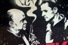 Plakat promuje spektakl „Pojedynek” Anthony’ego Shaffera w reżyserii Radosława Dunaszewskiego, z udziałem Mirosława Neinerta i Artura Święsa. Przedstawienie odbędzie się 10 listopada 2019 o godz. 17:00 w Strzeleckim Ośrodku Kultury. 