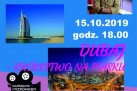 Plakat dotyczący spotkania z podróżnikiem Piotrem Kowalczykiem pt. ,,Dubaj - królestwo na piasku'. 