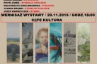 To plakat zapowiadający Wystawę Poplenerową Ogólnopolskiego Pleneru Malarskiego Góra Św. Anny 2019. Na górze widnieje tytuł wydarzenia, a poniżej wymienieni są artyści biorący udział, wraz z miejscowościami. Na środku umieszczono sześć fragmentów obrazów w pionowych prostokątach, przedstawiające m.in. pejzaże i portret. Na środku plakatu podano szczegóły wernisażu: 29 listopada 2019, godz. 18:00, C@fe Kultura. Na dole znajdują się logotypy organizatorów i patronów wydarzenia. Kolorystyka plakatu jest stonowana – dominuje beżowe tło z czarnym i czerwonym tekstem.