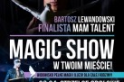 Jest to plakat promujący Magic Show Bartosza Lewandowskiego, finalisty programu 'Mam Talent'. W centralnej części znajduje się duże hasło „MAGIC SHOW w Twoim mieście!”, a grafika przedstawia artystę w dynamicznej scenerii z efektami świetlnymi. Przedstawione są szczegóły wydarzenia – pokaz odbył się 6 kwietnia o godzinie 17:00 w Strzeleckim Ośrodku Kultury w Strzelcach Opolskich. Plakat utrzymany jest w ciemnej, kontrastowej kolorystyce z akcentami fioletu i błękitu. Na dole dodano adres strony internetowej artysty, jego profil w mediach społecznościowych oraz informacje o sprzedaży biletów online.