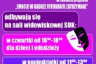 Plakat informował o warsztatach teatralnych w ramach projektu „Emocje w kadrze fotografii zatrzymane”. Zajęcia odbywały się w sali widowiskowej SOK – w czwartki dla dzieci i młodzieży oraz w poniedziałki dla dorosłych i seniorów. Kolorystyka była fioletowo-różowa, z grafiką teatralnej maski i logotypami organizatorów. Na dole pojawiła się również informacja o dofinansowaniu. 