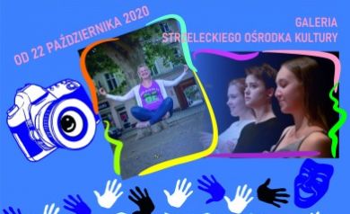 Plakat dotyczy wystawy kończącej projekt „Emocje w kadrze fotografii zatrzymane”, która rozpoczęła się 22 października 2020 r. w Galerii Strzeleckiego Ośrodka Kultury. Plakat ma żywą kolorystykę w odcieniach niebieskiego, różu i zieleni, z fotografiami uczestników i grafiką aparatu, widnieją tam również kolorowe sylwetki dłoni w różnych odcieniach niebieskiego, białego i czarnego. Obok znajduje się również graficzna maska teatralna. Na górze plakatu znajdują się logotypy instytucji wspierających projekt (m.in. Marszałek Województwa Opolskiego, Narodowe Centrum Kultury, Eduko, Opolskie), a także napis: ,,Bardzo Młoda Kultura 2019–2021 – Opolskie”.