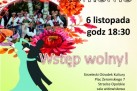 Plakat zapraszający na występ Zespołu Pieśni i Tańca Komorno w Strzeleckim Ośrodku Kultury (Plac Żeromskiego 7, Strzelce Opolskie) 6 listopada o godz. 18:30. Wstęp jest wolny. Przed koncertem (16:00–18:00) odbędą się warsztaty taneczne prowadzone przez tancerzy zespołu. Elementy graficzne plakatu to zdjęcie zespołu w strojach ludowych wkomponowane w kwiatową dekorację, grafika pary tanecznej, kolorystyka plakatu jest żywa i radosna, dominują tam odcienie zieleni, pomarańczu i różu.