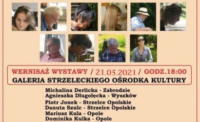 To plakat promujący wystawę poplenerową 25. Ogólnopolskiego Pleneru Malarskiego – Góra Św. Anny 2020. W centralnej części umieszczono zdjęcia portretowe uczestników wydarzenia, a poniżej widnieje lista ich nazwisk i miejscowości. Podano szczegóły wydarzenia – wernisaż wystawy odbył się 21 maja 2021 roku o godzinie 18:00 w Galerii Strzeleckiego Ośrodka Kultury. Na dole znajdują się logotypy organizatorów, patronów oraz partnerów medialnych, a także kod QR. Kolorystyka plakatu utrzymana jest w ciepłych barwach beżu i czerwieni.
