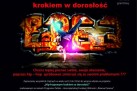 Plakat zapowiada projekt „Hip-hopowym krokiem w dorosłość” organizowany przez Strzelecki Ośrodek Kultury w ramach programu „Równać Szanse 2014”, oferujący młodzieży warsztaty muzyczne i taneczne związane z kulturą hip-hopu. Plakat utrzymany jest w ciemnej kolorystyce, z graffiti i elementami tańca ulicznego, co podkreśla hip-hopowy klimat wydarzenia. Na plakacie widoczne są dwa logotypy: SOK – Strzelecki Ośrodek Kultury oraz Równać Szanse 2014 – regionalny konkurs grantowy.