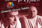 Plakat zapowiada spektakl teatralny „Poświęcona przyjaźń”, oparty na sztuce Johna Steinbecka „Myszy i ludzie”. Wydarzenie odbyło się 12 kwietnia 2015 roku o godzinie 18:06 w ramach Strzeleckich Wieczorów Teatralnych w Strzelcach Opolskich. Bilety kosztowały 15 zł i były dostępne w kasie SOK. Grafika utrzymana jest w czerwonej tonacji, z centralnym zdjęciem dwóch mężczyzn.