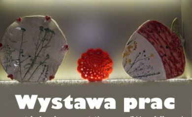 Plakat dotyczy wystawy prac z ceramiki i szydełkowania, która odbyła się 22 października 2020 r. w Strzelcach Opolskich w ramach projektu „Folkowanie na bis – czyli powróćmy jeszcze raz do korzeni”. Grafika przedstawia rękodzielnicze ozdoby – ceramiczne elementy z roślinnymi motywami i szydełkową dekorację. Kolorystyka plakatu jest stonowana, w odcieniach beżu i szarości, z wyraźnie wyróżnionymi czerwonymi i białymi napisami.