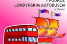 Plakat przedstawiał wakacyjną wycieczkę organizowaną przez Strzelecki Ośrodek Kultury w ramach akcji LATO, obejmującą rejs statkiem po Odrze i podróż londyńskim autobusem w Opolu. Na dole plakatu podano szczegóły dotyczące wyjazdu.