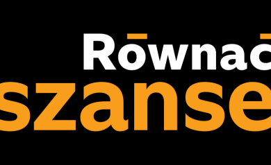 Logo programu 'Równać Szanse' na czarnym tle. Biały napis „Równać” i pomarańczowy „szanse” w nowoczesnej, pogrubionej czcionce.  - powiększ