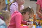 Dzieci znajdujące się przy żółtym stoliku. Kolorują bądź malują kredkami. 