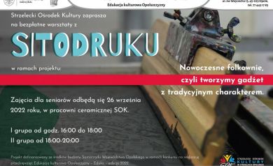 Plakat informujący o bezpłatnych warsztatach z sitodruku organizowanych przez Strzelecki Ośrodek Kultury w ramach projektu. Utrzymany jest w nowoczesnej stylistyce z dużym napisem „SITODRUKU” w turkusie oraz zdjęciem maszyny do sitodruku w tle. Zawiera informacje, że zajęcia dla seniorów odbyły się 26 września 2022 roku w pracowni ceramicznej SOK w dwóch grupach czasowych. Umieszczono tam również logotypy i informacje dotyczące organizatorów, patronów i partnerów projektu oraz informację o dofinansowaniach projektu. 