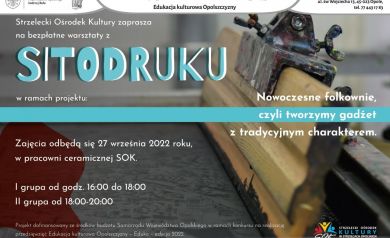 Plakat informujący o bezpłatnych warsztatach z sitodruku organizowanych przez Strzelecki Ośrodek Kultury w ramach projektu. Utrzymany jest w nowoczesnej stylistyce z dużym napisem „SITODRUKU” w turkusie oraz zdjęciem maszyny do sitodruku w tle. Zawiera informacje, że zajęcia odbyły się 27 września 2022 roku w pracowni ceramicznej SOK w dwóch grupach czasowych. Umieszczono tam również logotypy i informacje dotyczące organizatora, patronów i partnerów projektu oraz informację o dofinansowaniach projektu. 