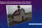 Slajd przedstawiający zdjęcie kapliczki p.w. św. Jana Nepomucena z około 1850 roku, znajdującej się przy głównej ulicy w Błotnicy Strzeleckiej.