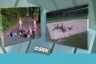 Slajd przedstawia zdjęcia dzieci, jedno wykonane jest na drodze między drzewami, drugie na boisku do gry w piłkę plażową. Zdjęcia wykonane są w Osieku.